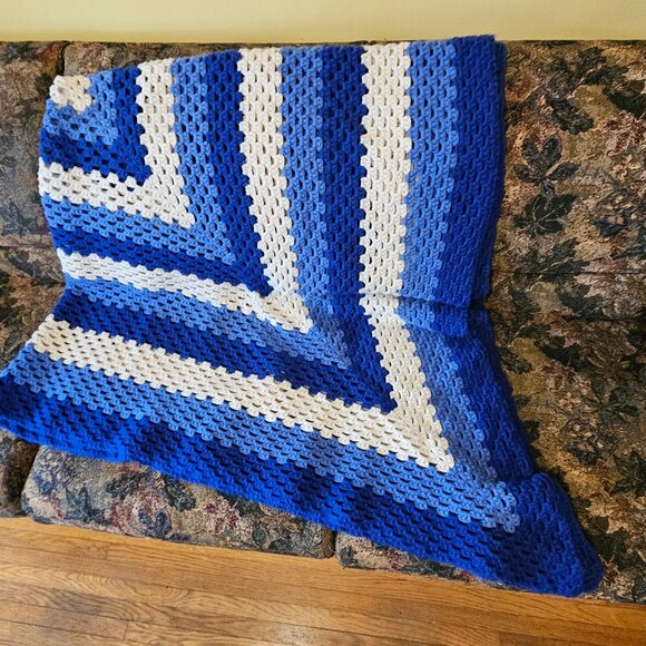 Crochet, lace pattern, large afghan/throw/wrap/blanket, handmade, blues & cream - Picture 3 of 10